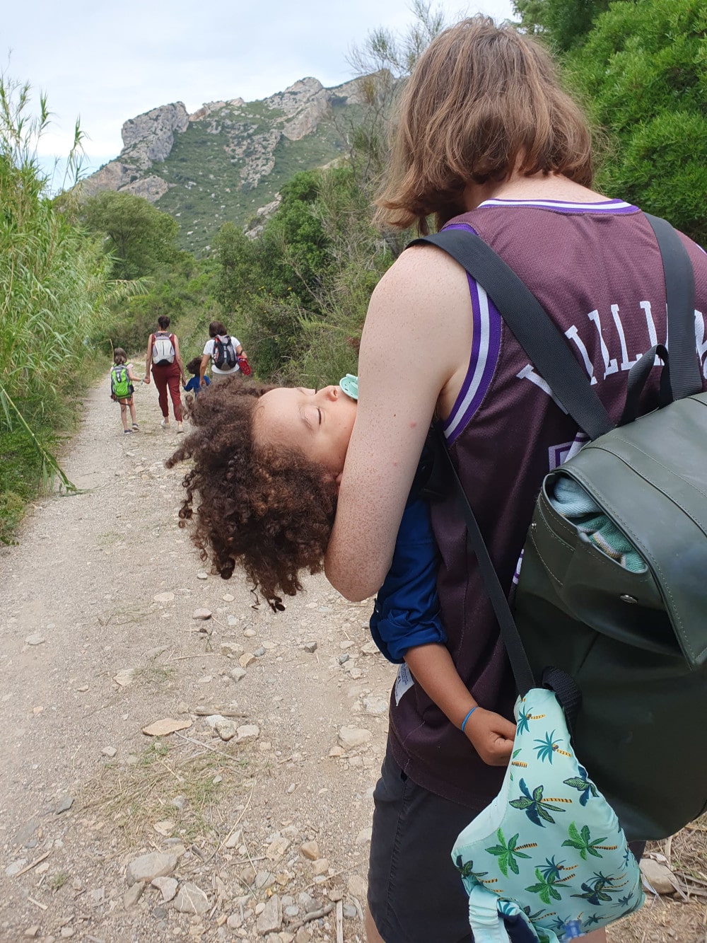 Siloë porté dans la descente pour les gorges